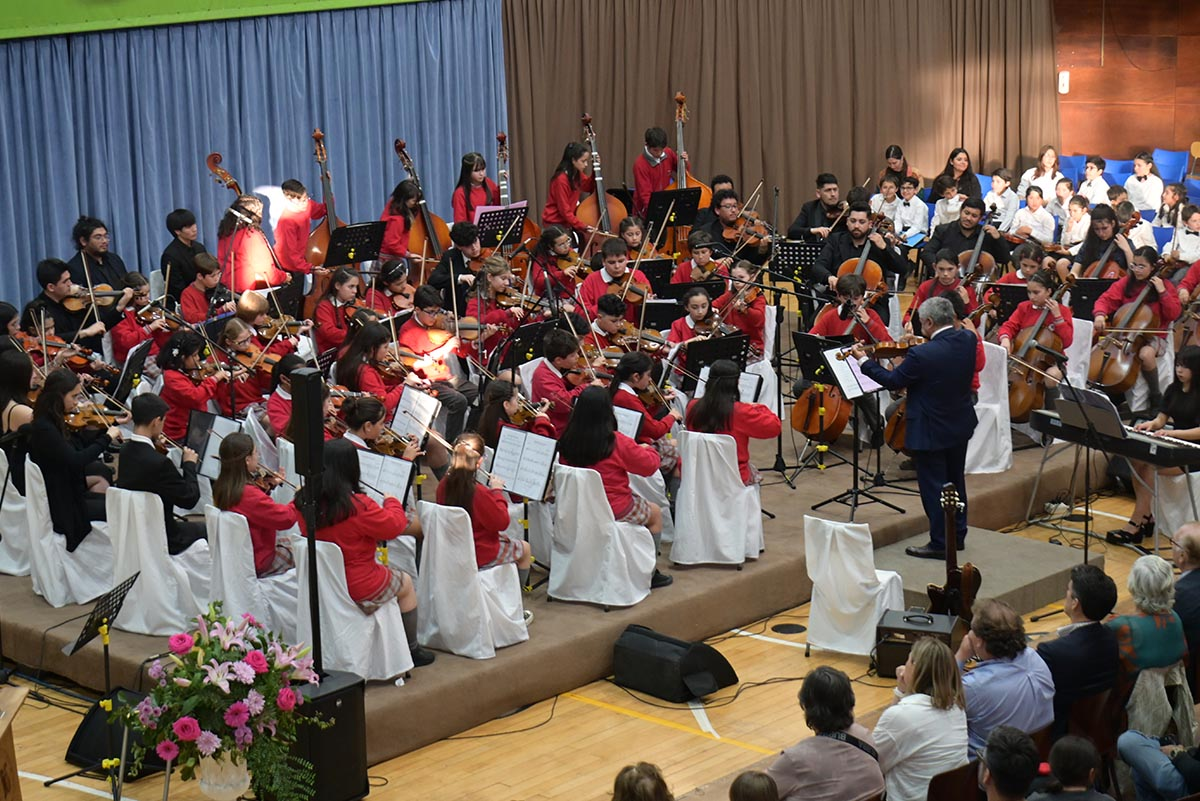 La Orquesta Infantil-Juvenil del Instituto Alemán de Puerto Montt celebró sus 10 años con un espectacular concierto de gala